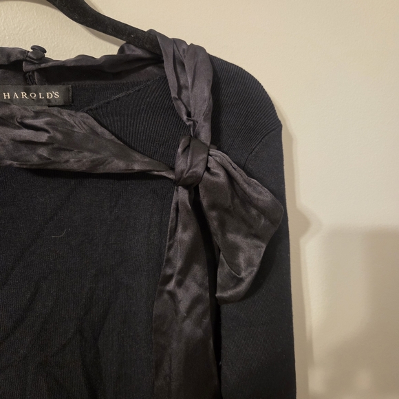 Harold's Women's Black Silk Blend Satin Bow Tie Sweater. Sz L - Picture 3 of 5